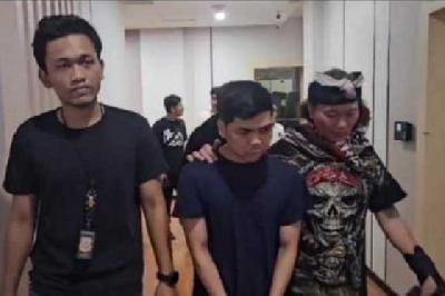 Tersangka Yudha Arfandi (tengah) dibawa petugas terkait kasus kematian anak Tamara Tyasmara, Raden Andante Khalif Pramudityodi, Jakarta, Februari 2024. Dok. Humas Polri