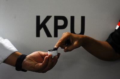 Seorang warga negara Indonesia (WNI) mencelup jarinya pada tinta usai menyalurkan suara di Tempat Pemungutan Suara (TPS) pada pemilu 2024 di Pusat Dagangan Dunia Kuala Lumpur (WTC), Kuala Lumpur, Malaysia, 11 Februari 2024. ANTARA/Rafiuddin Abdul Rahman