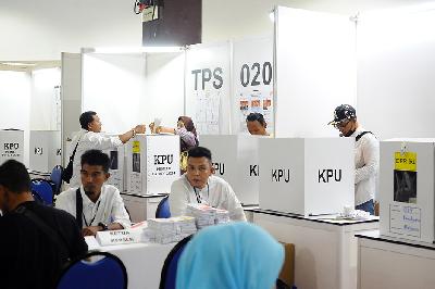 Warga negara Indonesia (WNI) mencoblos saat pemungutan suara Pemilu 2024 di Pusat Dagangan Dunia Kuala Lumpur (WTC), Kuala Lumpur, Malaysia, 11 Februari 2024. ANTARA/Rafiuddin Abdul Rahman
