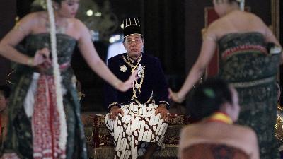 Paku Buwono XIII Hangabehi (PB XIII) menyaksikan tari sakral Bedhaya Ketawang dalam Jumenengan VIII (ulang tahun kenaikan tahta raja) di Sasono Sewoko, Keraton Kasunanan Surakarta, Jawa tengah, 15 Juni 2012. Tempo/STR/Andry Prasetyo