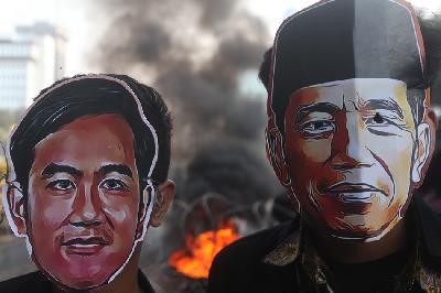 Topeng wajah Presiden Joko Widodo dan putranya Gibran Rakabuming Raka dipakai oleh mahasiswa saat unjuk rasa BEM Nusantara di kawasan Patung Kuda, Jakarta, 18 Oktober 2023.  TEMPO/Subekti