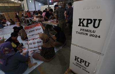Pekerja mengecek  kertas surat suara  untuk Pemilu 2024 di Cibinong,  Bogor, Jawa Barat, 10 Januari 2024. Tempo/Amston Probel