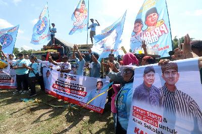 Tim pemenangan Prabowo-Gibran di Desa Deyeng, Kediri, Jawa Timur, 8 Februari 2024. ANTARA/Prasetia Fauzani