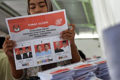 Pekerja menunjukan surat suara presiden di gudang logistik KPU Pulogadung, Jakarta, 11 Januari 2024. TEMPO/ Febri Angga Palguna 