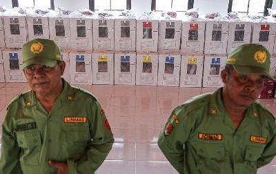 Anggota Satuan Perlindungan Masyarakat (Satlinmas) berjaga di ruangan penyimpanan logistik pemilu yang telah didistribusikan di Kantor Kelurahan Gajahmungkur, Semarang, Jawa Tengah, 13 Fberuari 2024, ANTARA/Makna Zaezar