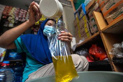 Pedagang mengemas minyak goreng curah di Jakarta. Tempo/Tony Hartawan