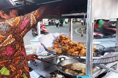 Penjual gorengan terkena dampak kenaikan harga minyak goreng curah di Kemandoran, Jakarta, 13 Februari 2024. TEMPO/Ilona Esterina