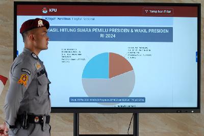 Petugas keamanan memantau proses penghitungan suara di KPU Provinsi Jawa Barat di Bandung, 15 Februari 2024. TEMPO/Prima mulia