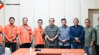 Sekretaris Daerah Kabupaten Sukabumi Ade Suryaman menerima audiensi Pos Indonesia, di ruang rapat Sekretariat Daerah Palabuhanratu, Selasa, 13 Februari 2024.
