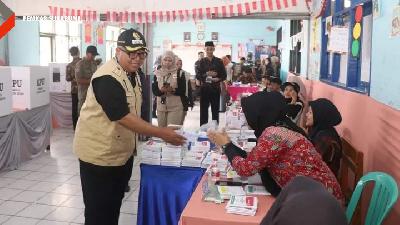 Bupati Sukabumi H. Marwan Hamami  memberikan hak suara untuk Pemilu serentak 2024 di TPS 5 RW 11 Desa Pasirhalang Cimahpar Kecamatan Sukaraja. Rabu 14 Februari 2024.
