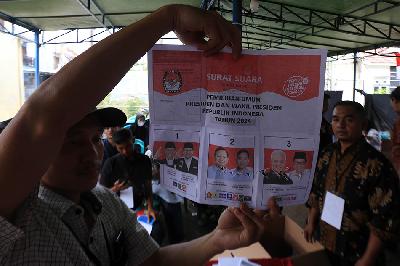Anggota Kelompok Penyelenggara Pemungutan Suara (KPPS) menunjukan surat suara yang rusak dalam Pemilu 2024 di TPS 59, Bedahan, Depok, Jawa barat, 14 Februari 2024. TEMPO/Amston Probel
