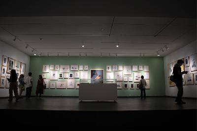 Pengunjung melihat karya-karya Goenawan Mohamad dalam pameran tunggal bertajuk "Sejauh Ini..."di Lawangwangi Creative Space di Bandung, Jawa Barat, 2 Februari 2024. TEMPO/Prima mulia