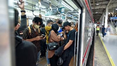 Penumpang kereta commuter line di Stasiun Kebayoran, Jakarta, Desember 2023. Dok.Tempo/Magang/Joseph