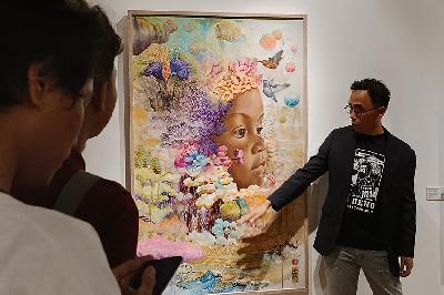 Pelukis Galuh Tajimalela dalam pameran tunggal “Towards The Estuary” di Artsphere Gallery, 15 Februari 2024. Dok. Artsphere Gallery 