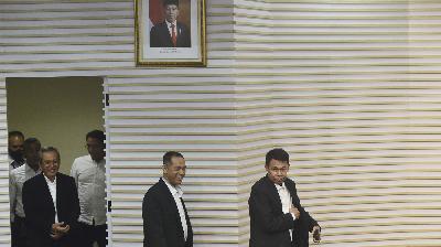 Ketua KPK sementara periode 2019-2024, Nawawi Pomolango (kanan) bersama dua Wakil Ketua KPK, Alexander Marwata (kiri) dan Nurul Gufron, di gedung Komisi Pemberantasan Korupsi, Jakarta, 27 November 2023/Tempo/Imam Sukamto