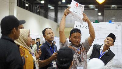 The Overseas Election Committee (PPLN) conducting the vote counting for the 2024 General Election at the World Trade Center in Kuala Lumpur, Malaysia, February 14.
ANTARA/Rafiuddin Abdul Rahman
