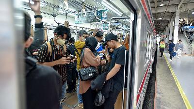 Passengers of a commuter train at Kebayoran Station, Jakarta, December 9, 2023. 
TEMPO/Magang/Joseph
