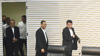 Corruption Eradication Commission (KPK) interim Chairman Nawawi Pomolango (right) with his two deputies Alexander Marwata (left) and Nurul Gufron at the KPK building, Jakarta, November 27, 2023. 
TEMPO/Imam Sukamto
