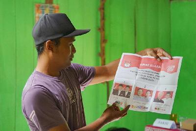 Seorang pemilih memeriksa surat suara pada pemungutan suara ulang untuk pemilihan presiden di TPS 02 Desa Kedunglengkong, Kecamatan Simo, Boyolali, Jawa Tengah, 18 Februari 2024. TEMPO/Budi Purwanto