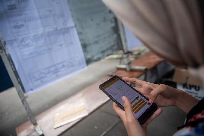 Petugas KPPS melengkapi data dari formulir C-Hasil untuk aplikasi Sirekap Pemilu 2024 seusai penghitungan suara pilpres di TPS 03 Braga, Sumurbandung di Bandung, Jawa Barat, 14 Fberuari 2024. ANTARA/M Agung Rajasa