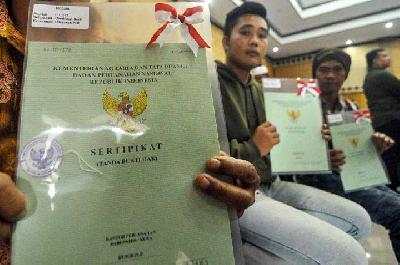 Warga menunjukkan sertifikat tanah di Kota Bengkulu, 25 Juli 2023. ANTARA/Muhammad Izfaldi