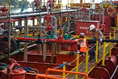 Instalasi pengisian CPO (crude palm oil) di Pelabuhan Tanjung Priok, Jakarta, 4 Agustus 2023. Tempo/Tony Hartawan