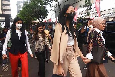 Dua finalis Miss Universe Indonesia 2023 (kiri) didampingi kuasa hukumnya berjalan keluar saat jeda pemeriksaan di Unit Pelayanan Perempuan dan Anak (PPA) Ditreskrimum Polda Metro Jaya, Jakarta, 14 Agustus 2023. ANTARA/Indrianto Eko Suwarso