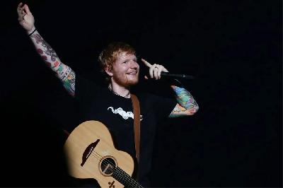 Penyanyi Ed Sheeran tampil dalam konser bertajuk "Ed Sheeran Divide World Tour 2019" di Stadion Gelora Bung Karno, Jakarta, 3 Mei 2019. ANTARA/Rivan Awal Lingga
