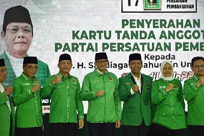 Pengurus Partai Persatuan Pembangunan (PPP) dan Sandiaga Uno (tengah) saat resmi menjadi kader PPP di kantor DPP PPP, Jakarta,14 Juni 2023.  TEMPO/M Taufan Rengganis