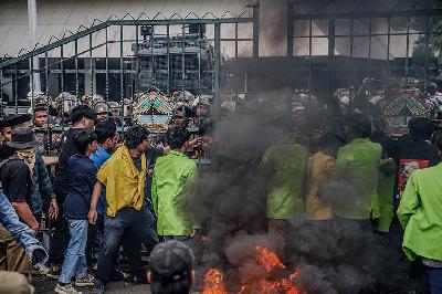 Protes sejumlah mahasiswa menuntut pemakzulan Presiden Joko Widodo di depan gedung DPRD Semarang, Jawa Tengah, 12 Februari 2024. TEMPO/Budi Purwanto