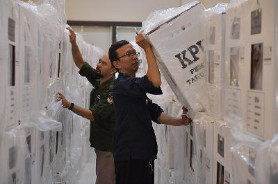 Anggota PPK menata kotak suara yang sudah terisi di GOR Pengadegan, Pancoran, Jakarta Selatan, 16 Februari 2024. TEMPO/ Febri Angga Palguna