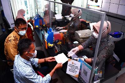 Proses pembayaran klaim simpanan nasabah di salah satu Bank Perkreditan Rakyat di Kantor Cabang BRI Ngawi, Jawa Timur, 2021. ANTARA/Siswowidodo