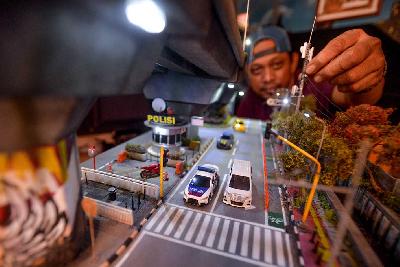 Pembuatan pesanan UMKM diorama di Jakarta, Desember 2023. Tempo/Tony Hartawan