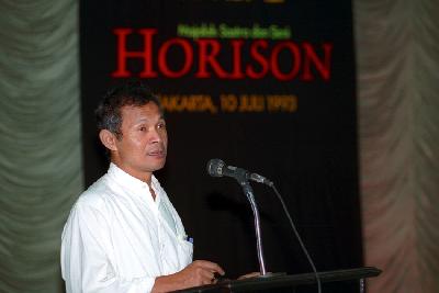 Budayawan Goenawan Mohamad berpidato dalam peluncuran kembali majalah sastra "Horison" di Jakarta, 1993. Dok. TEMPO/ Hidayat SG