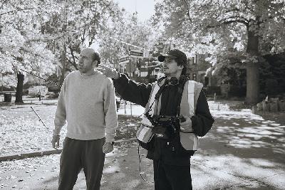 Sutradara Kristoffer Borgli (kanan) dan aktor Nicolas Cage saat syuting film "Dream Scenario" (2023). Foto: kristofferborgli.com

