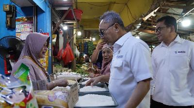  Menteri Perdagangan Zulkifli Hasan mengecek ketersediaan beras di Pasar Rawasari, Cempaka Putih, Jakarta, 19 Februari 2024. Kemendag