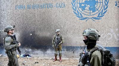 Tentara Israel berjaga di markas UNRWA, di Jalur Gaza, Palestina, 8 Februari 2024. Reuters/Dylan Martinez