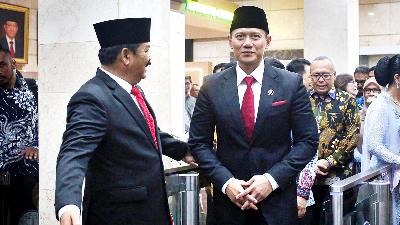 Menko Polhukam Hadi Tjahjanto menyambut Menteri ATR/BPN Agus Harimurti Yudhoyono di Gedung Kementerian ATR/BPN, Jakarta, 21 Februari 2024. Tempo/Hilman Fathurrahman W