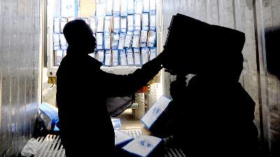 Frozen meat from Australia unloaded at Dharma Jaya warehouse, Cakung, East Jakarta, June 2016. 
TEMPO/Tony Hartawan
