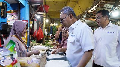 Trade Minister Zulkifli Hasan makes an on-site inspection to ensure the availability of rice at Rawasari Market, Cempaka Putih, Jakarta, February 19. 
Trade Ministry
