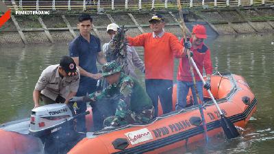 Wali Kota Padang Hendri Septa saat melakukan aksi gotong-royong massal membersihkan bantaran Sungai Batang Arau, Kota Padang.