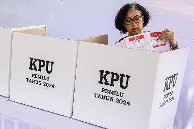 Warga Menteng melakukan pencoblosan surat suara ulang di TPS 043, Jakarta, 24 Februari 2024. ANTARA/Sulthony Hasanuddin