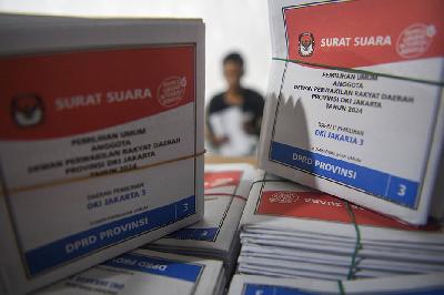 Kertas surat suara untuk pemilihan calon legislatif DPRD di Gudang Pergudangan Logistik KPU, Semper, Jakarta Utara, 9 Januari 2024. ANTARA/M Risyal Hidayat