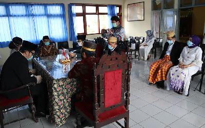 Prosesi akad nikah di Kantor Urusan Agama (KUA) Kecamatan Makasar, di Jakarta. TEMPO/Ijar Karim