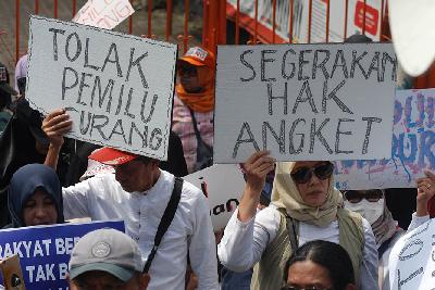 Aksi unjuk rasa untuk segerakan hak angket di depan KPU Provinsi Jawa Barat di Bandung, Jawa Barat, 27 Februari 2024. TEMPO/Prima mulia