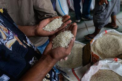 Pembeli memilih kualitas beras di Pasar Induk Cipinang, Jakarta, 12 Februari 2024. TEMPO/Tony Hartawan