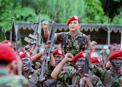 Kolonel Prabowo Subianto diusung oleh siswa Kopassus di Pantai Nusakambangan, Jawa Tengah, 1998. TEMPO/Rully Kesuma
