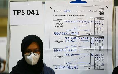 Kelompok Penyelenggara Pemungutan Suara Luar Negeri usai menghitung surat suara TPS 041 Pemilu 2024 di World Trade Center Kuala Lumpur, Malaysia, 14 Februari 2024. ANTARA/Virna Puspa Setyorini