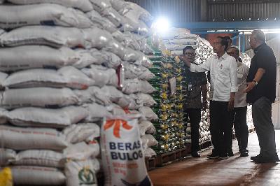 Presiden Joko Widodo meninjau persedian beras serta penyerahan bantuan pangan beras cadangan pangan pemerintah kepada Keluarga Penerima Manfaat (KPM) di gudang Bulog, Cibitung, Bekasi, Jawa Barat, 16 Februari 2024. ANTARA/Muhammad Adimaja