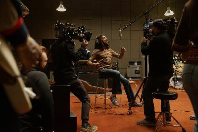Kingsley Ben-Adir sebagai Bob Marley dalam proses syuting film 